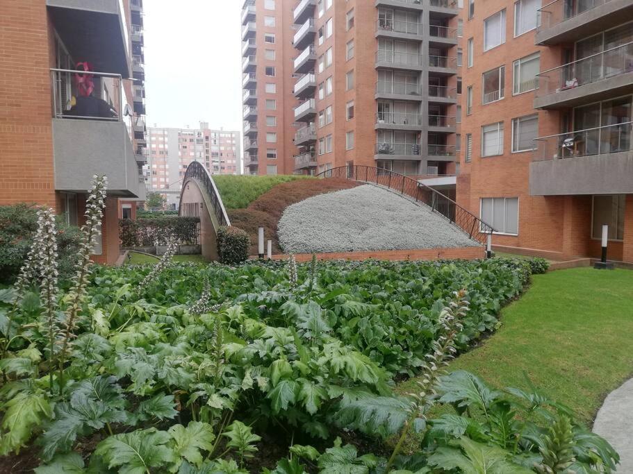 Hermosa habitación privada en conjunto residencial cerca al Aeropuerto y terminal de Bogotá, zonas comunes se comparten con 1 persona Exterior foto